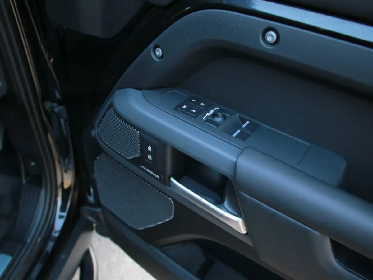 2023-land-rover-110-defender-30-d300-hard-top-x-dynamic-hse-110-big-54