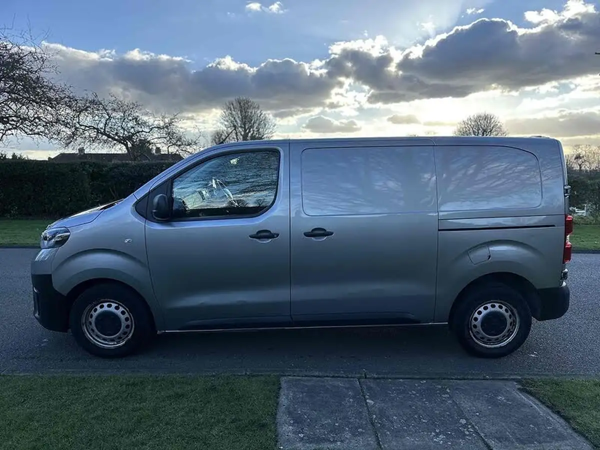 2021-toyota-proace-20d-active-medium-120hpeu6dt-e-panel-big-8