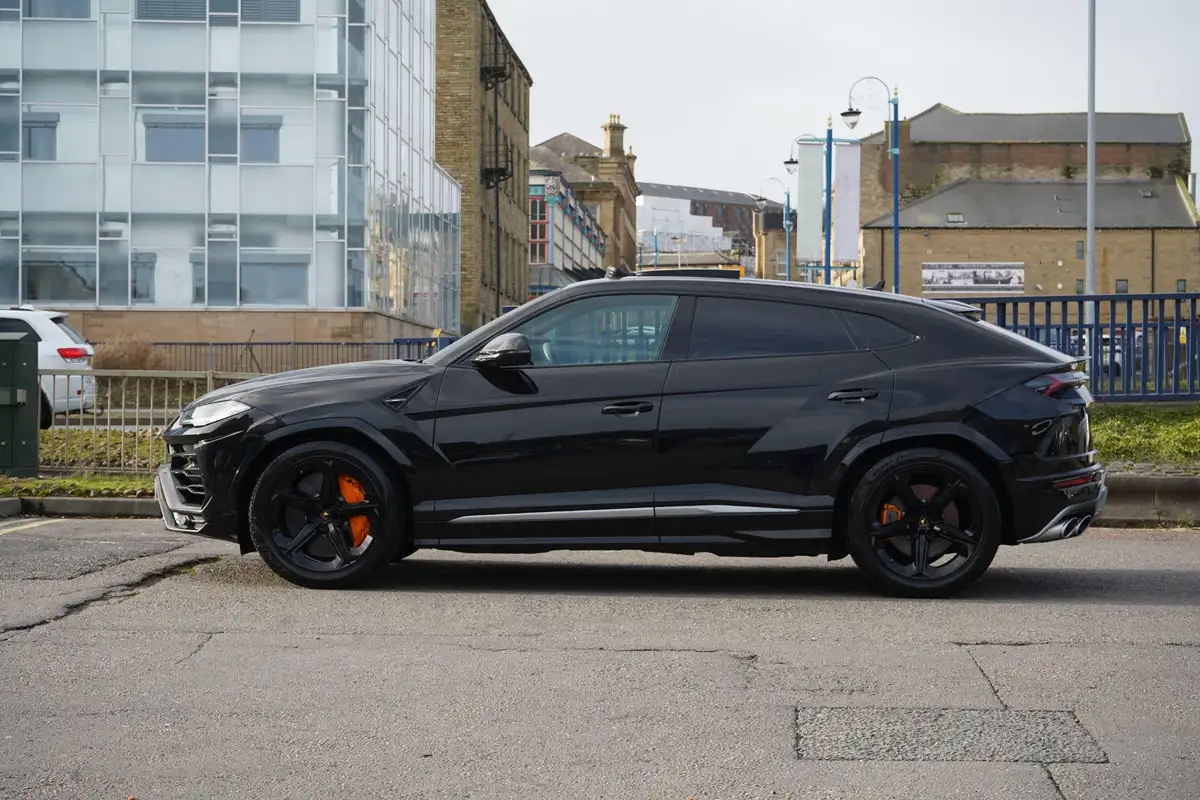 2021-lamborghini-urus-40-no-trim-big-7