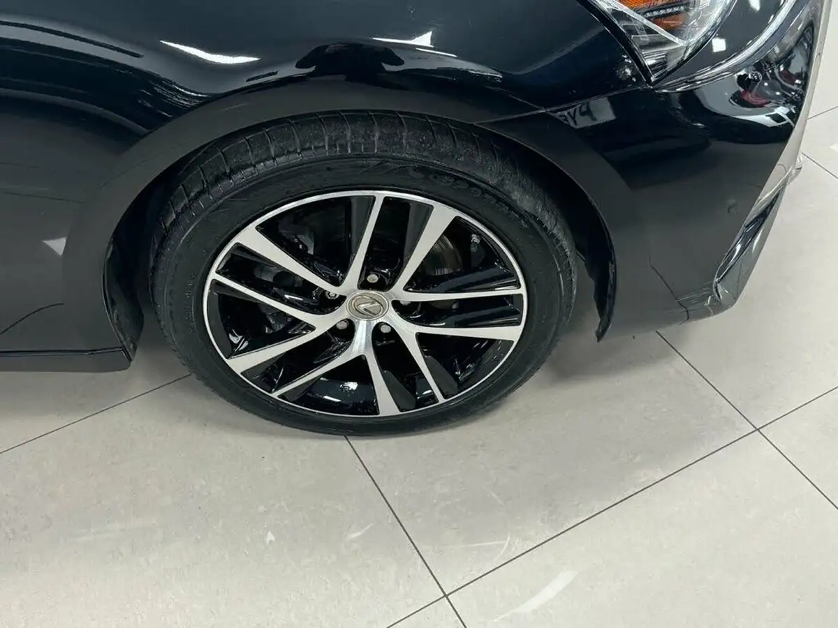2019-lexus-is-300h-25-is-big-57