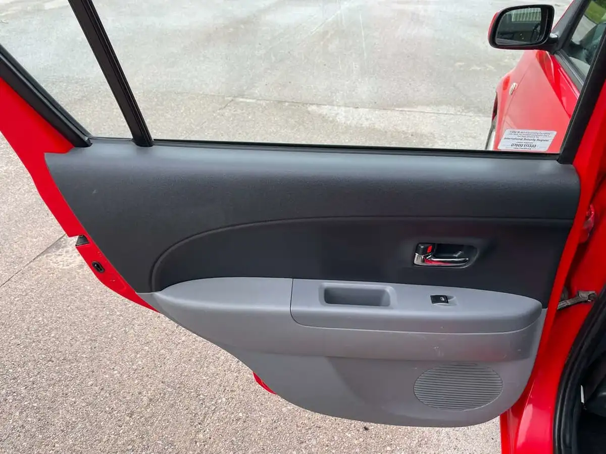 2008-daihatsu-sirion-13-se-big-30