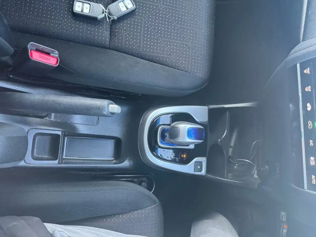 2014-honda-fit-hybrid-big-16