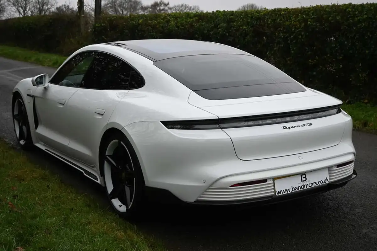 2022-porsche-taycan-e-gts-big-5