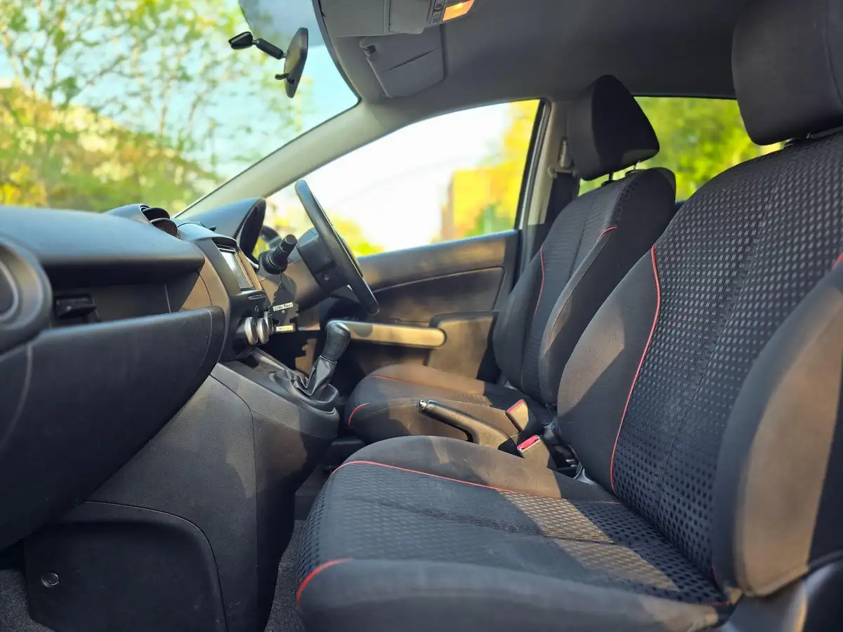 2012-mazda-mazda2-13-venture-big-8