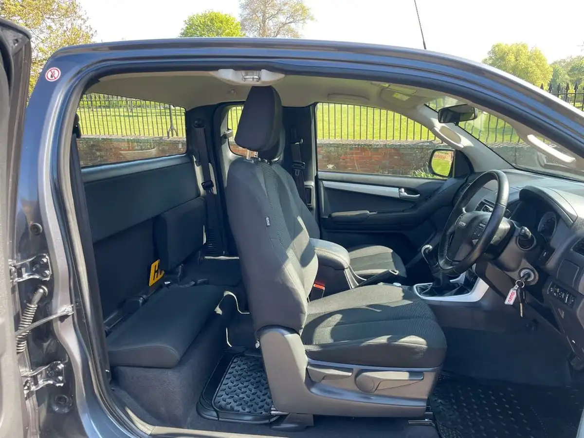 2017-isuzu-d-max-19td-yukon-double-pickup-big-2