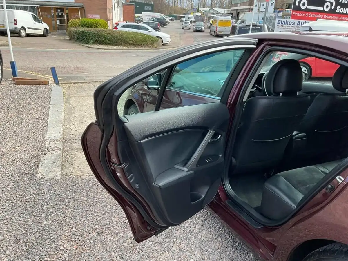 2015-toyota-avensis-20td-icon-business-edition-saloon-4d-big-29