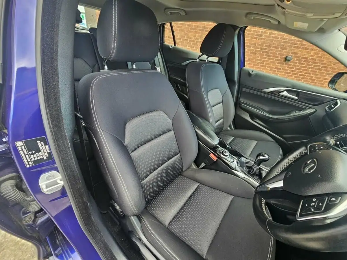 2017-infiniti-q30-16-se-156ps-business-pack-dct-big-36