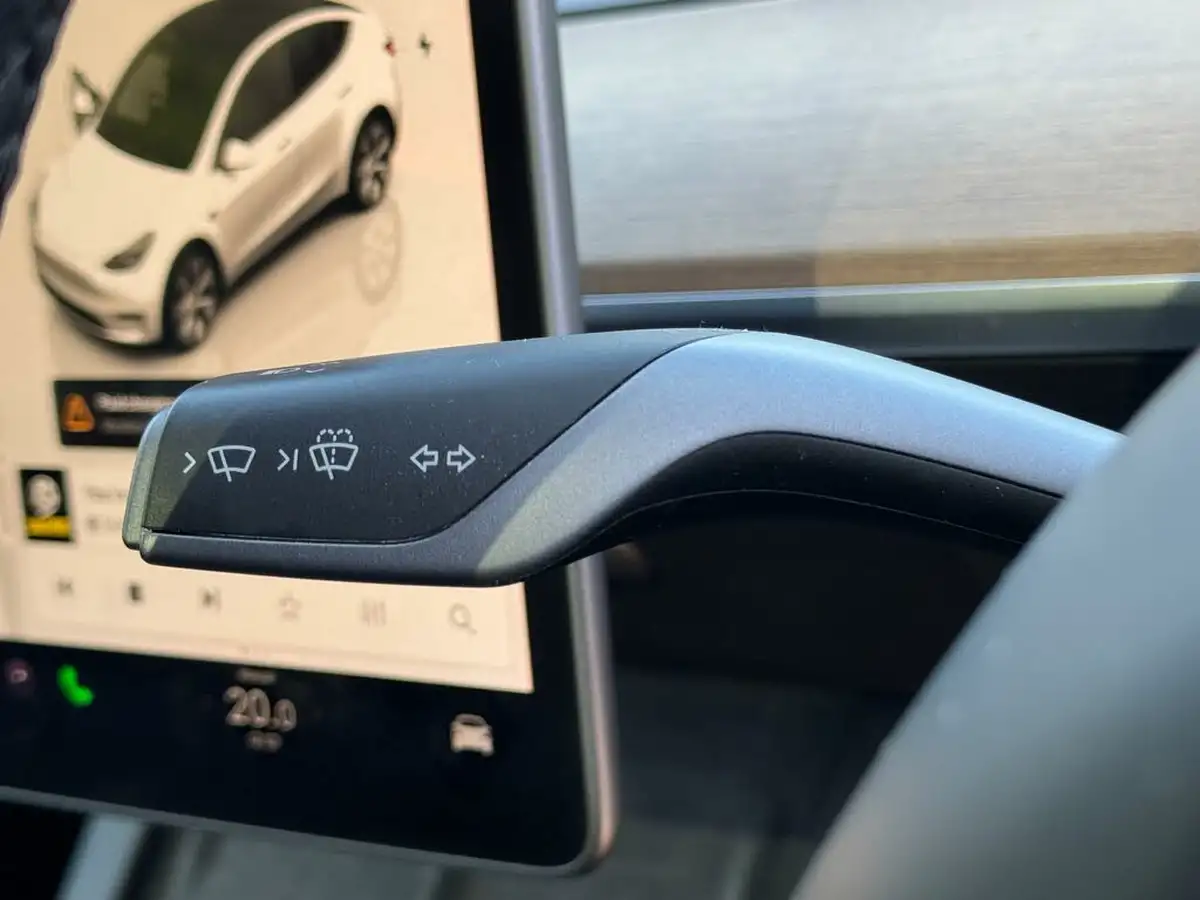2022-tesla-model-y-e-long-range-big-28