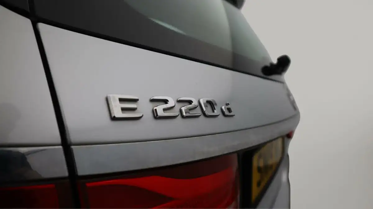 2019-mercedes-benz-e-class-20d-e220d-se-ss-estate-5d-big-21