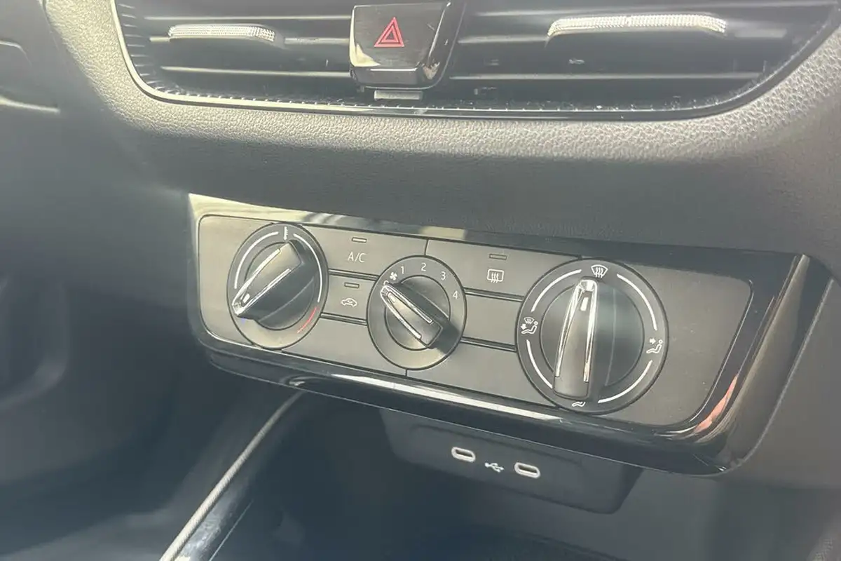 2024-skoda-fabia-10-mpi-colour-edition-big-17