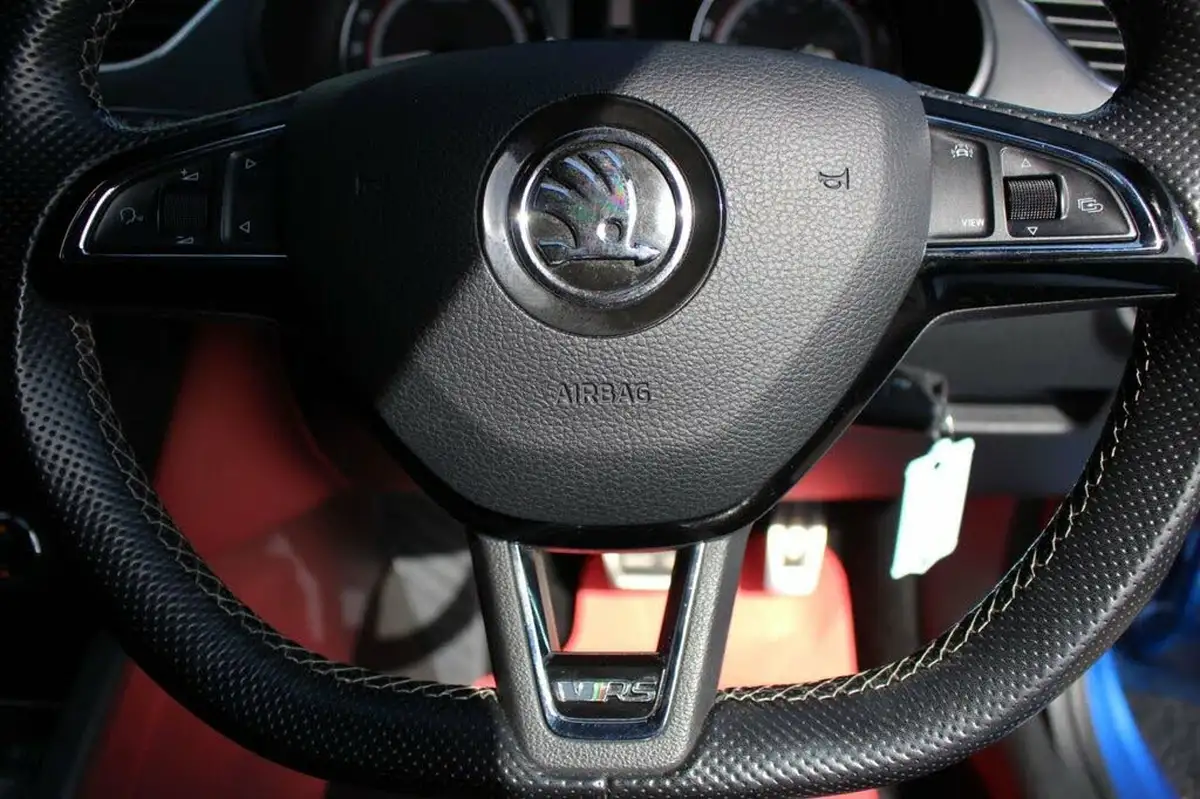 2019-skoda-octavia-20tdi-vrs-estate-big-12