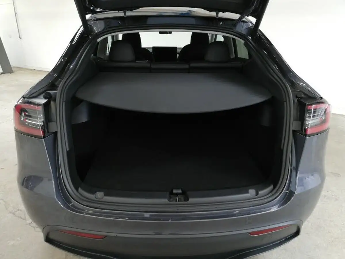 2023-tesla-model-y-e-long-range-big-7
