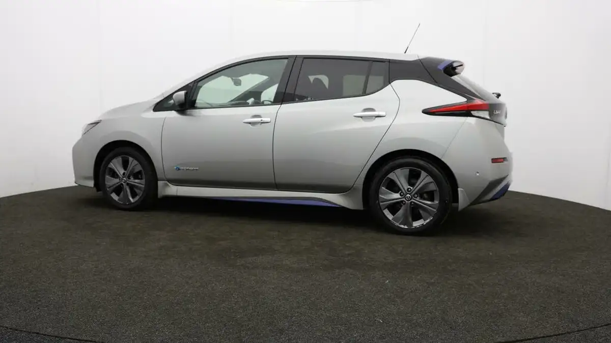 2019-nissan-leaf-e-tekna-big-64