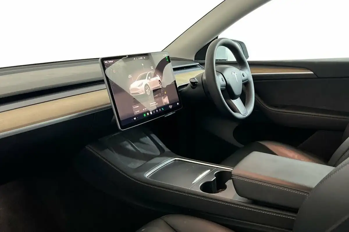 2022-tesla-model-y-e-long-range-big-8