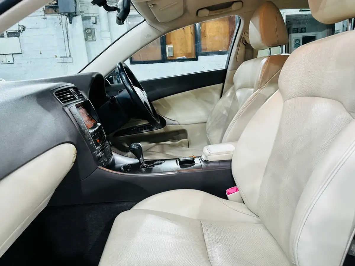 2010-lexus-is-250-25-se-i-dab-saloon-4d-auto-big-21