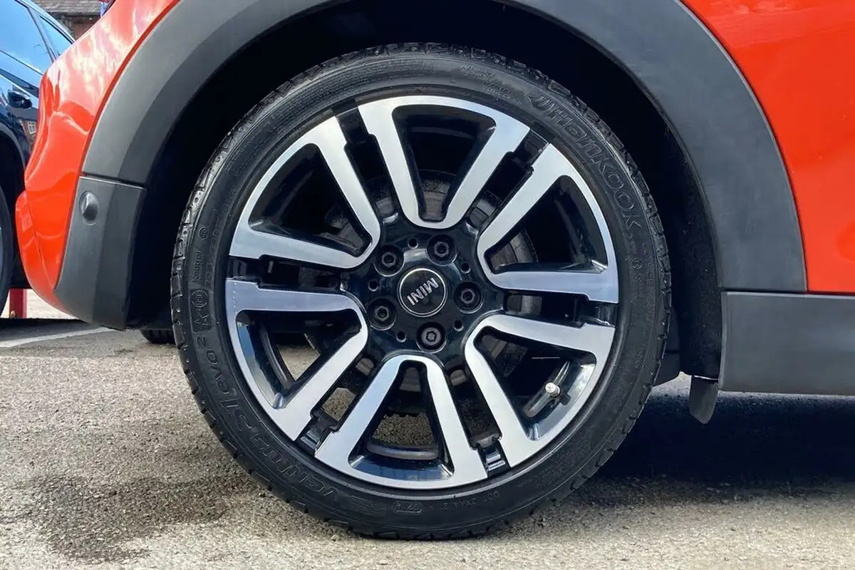 2018-mini-cooper-20-cooper-s-exclusive-ss-hatchback-3d-big-24