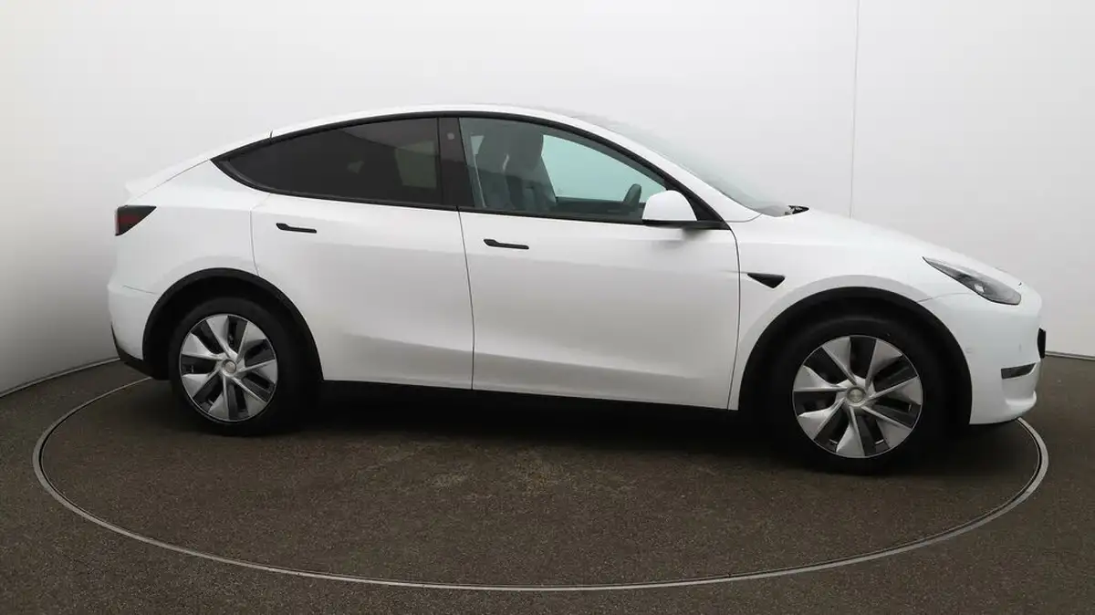 2022-tesla-model-y-e-long-range-big-41