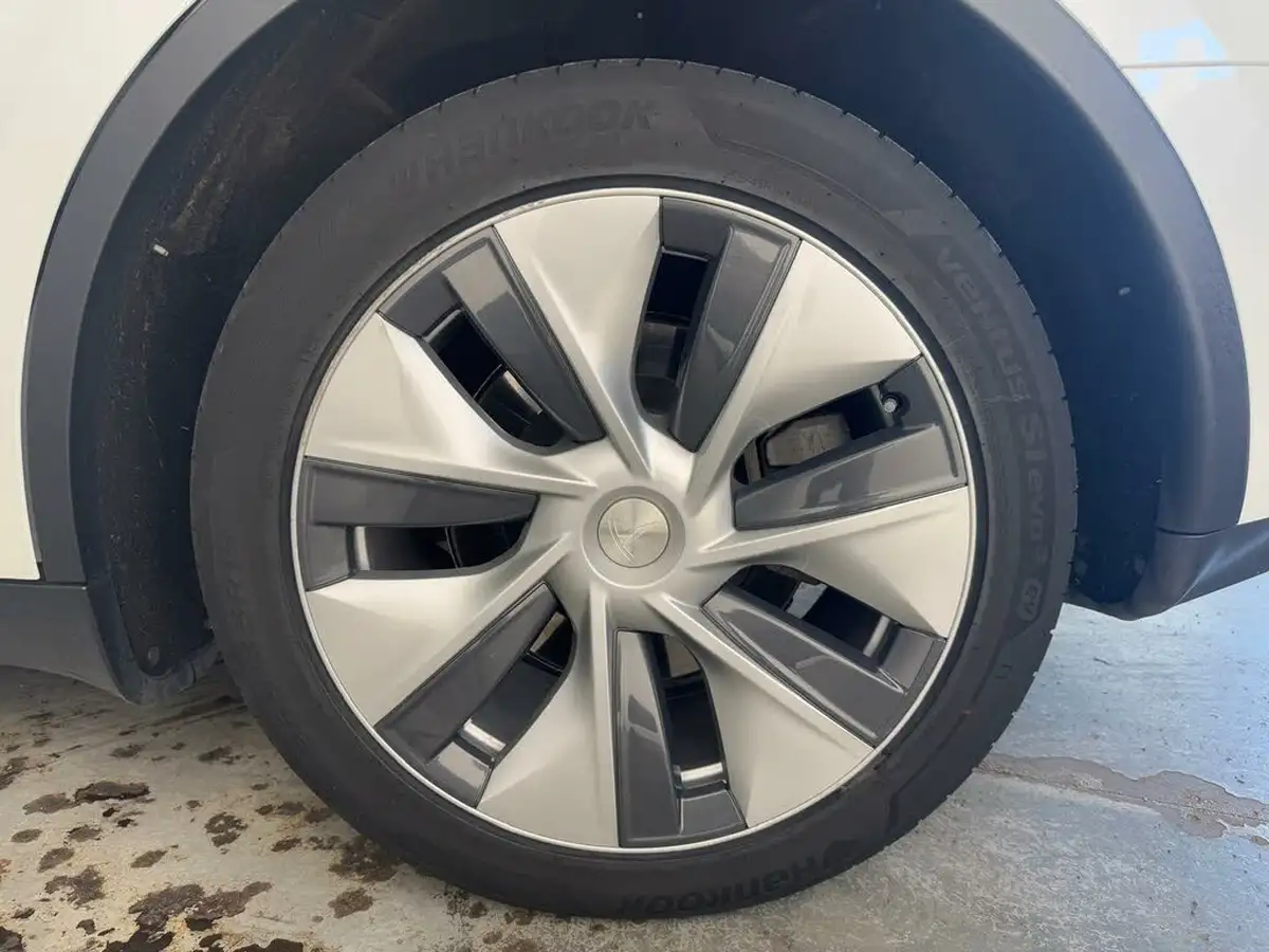 2023-tesla-model-y-e-long-range-big-21