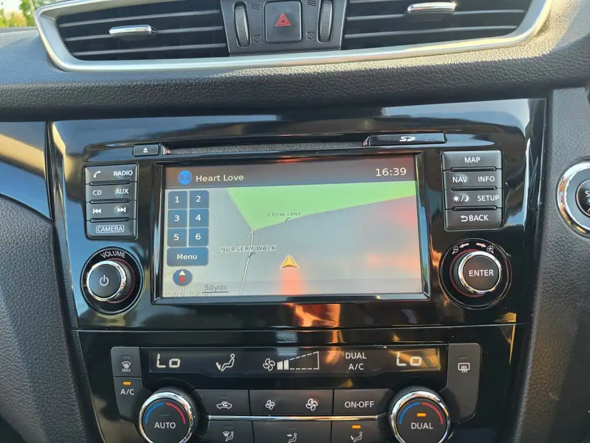 2016-nissan-qashqai-12-dig-t-n-connecta-xtronic-cvt-big-42