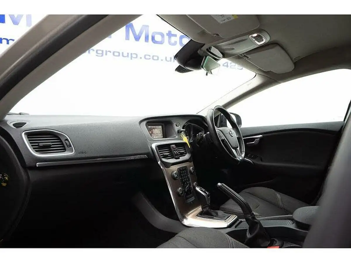 2017-volvo-v40-15-t3-cross-country-big-20