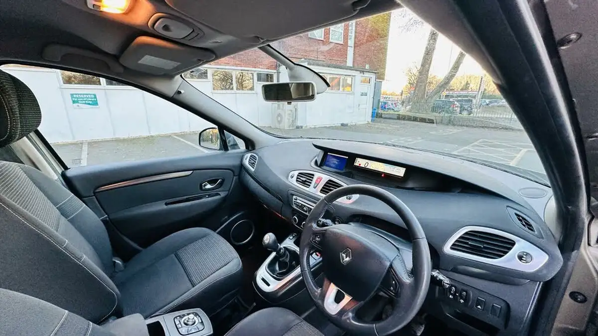 2010-renault-grand-scenic-16-dynamique-tom-tom-vvt-big-25