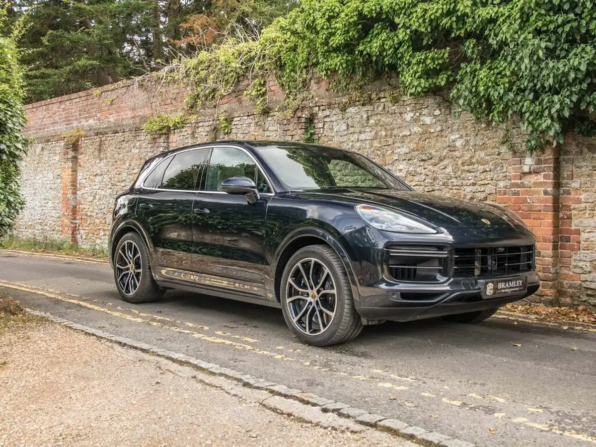 2020-porsche-cayenne-40-v8-turbo-s-e-hybrid-station-wagon-big-10