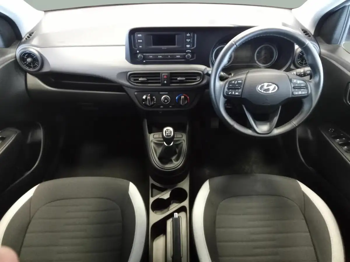 2022-hyundai-i10-10-se-big-1