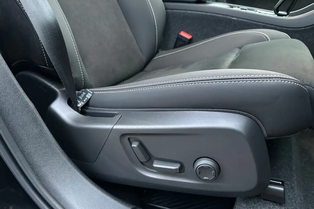 2024-volvo-xc40-20-b3-ultra-bright-big-29