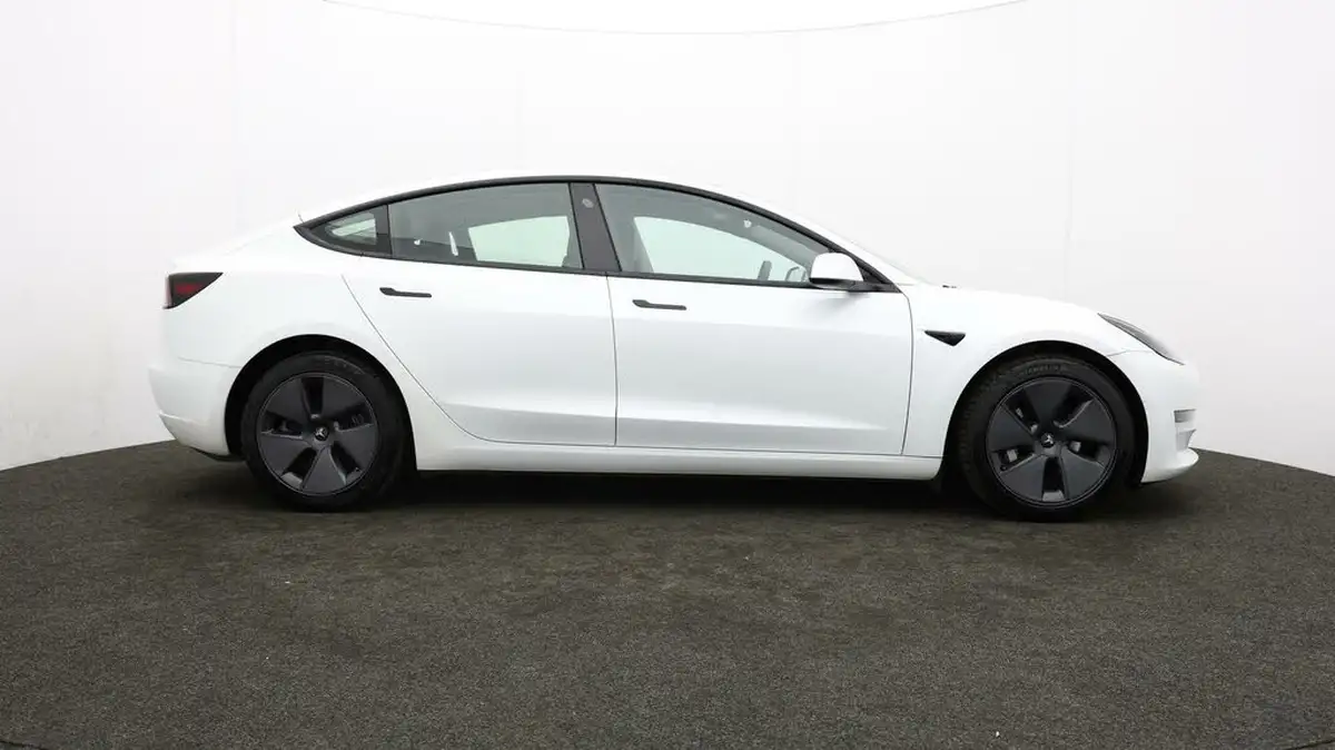 2022-tesla-model-3-e-long-range-big-33