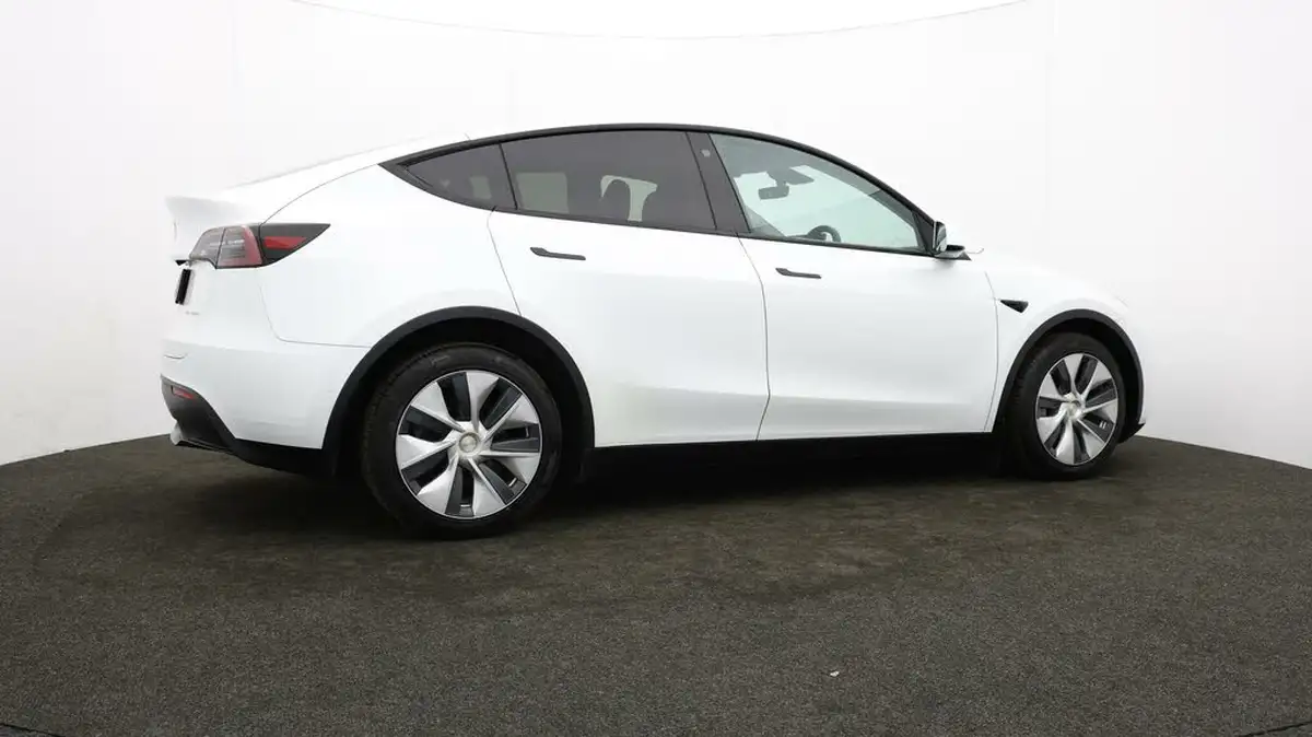 2022-tesla-model-y-e-long-range-big-28