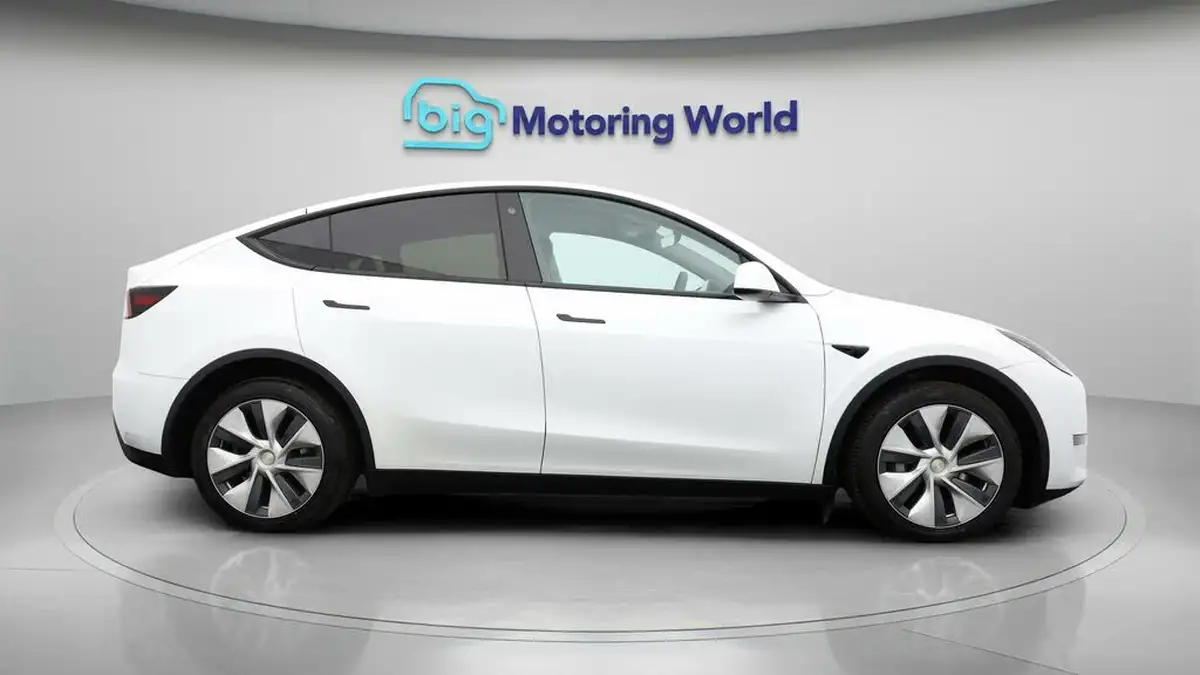 2022-tesla-model-y-e-long-range-big-7