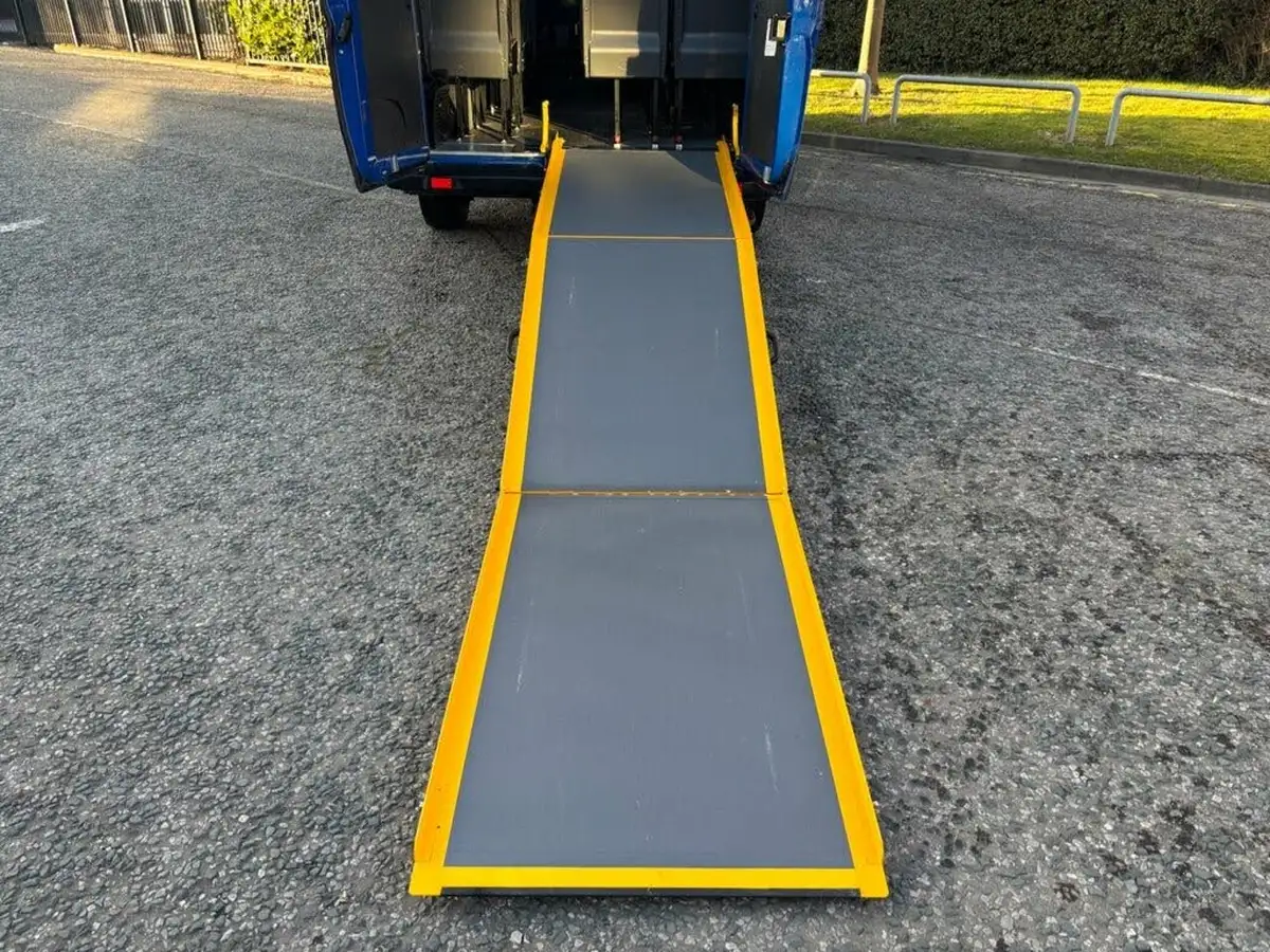 2018-peugeot-boxer-20-bluehdi-440-l4-h2-130-window-big-21