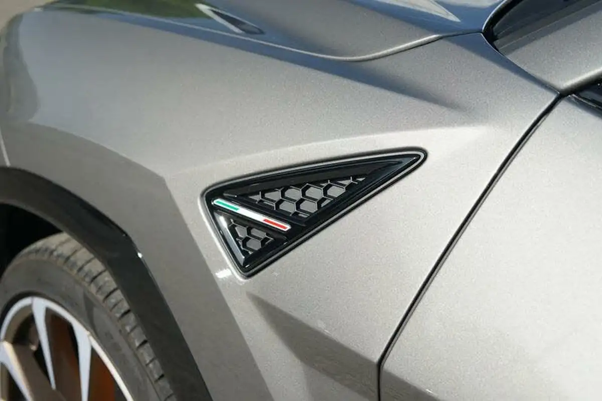 2024-lamborghini-urus-40-no-trim-big-19