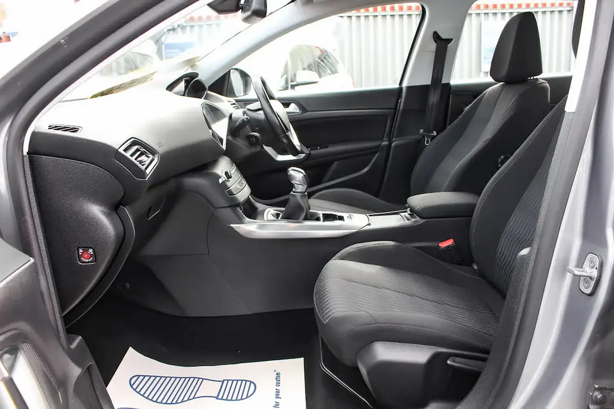 2015-peugeot-308-12-active-puretech-110bhp-big-15