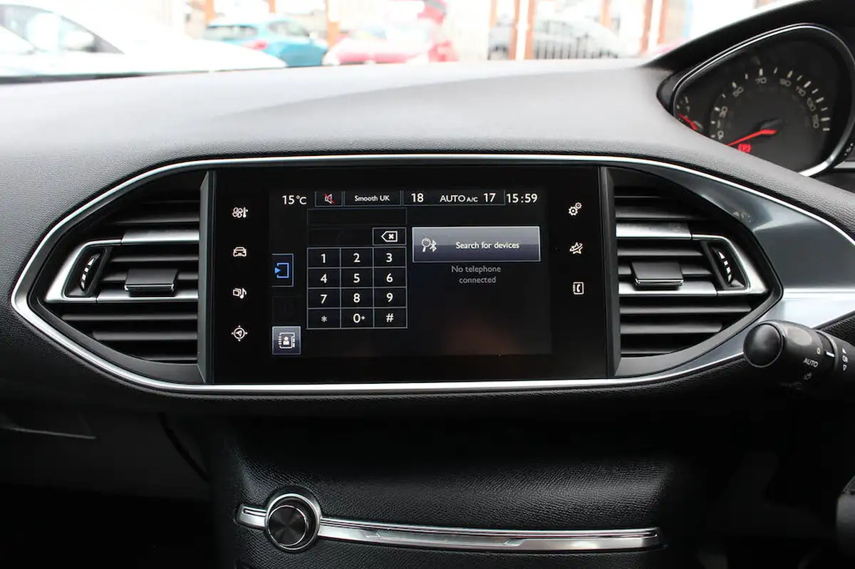2015-peugeot-308-12-active-puretech-110bhp-big-40