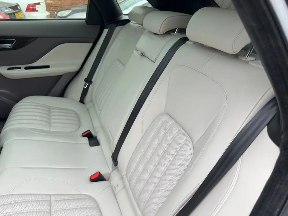 2018-jaguar-f-pace-20i-portfolio-300ps-awd-1999cc-big-37