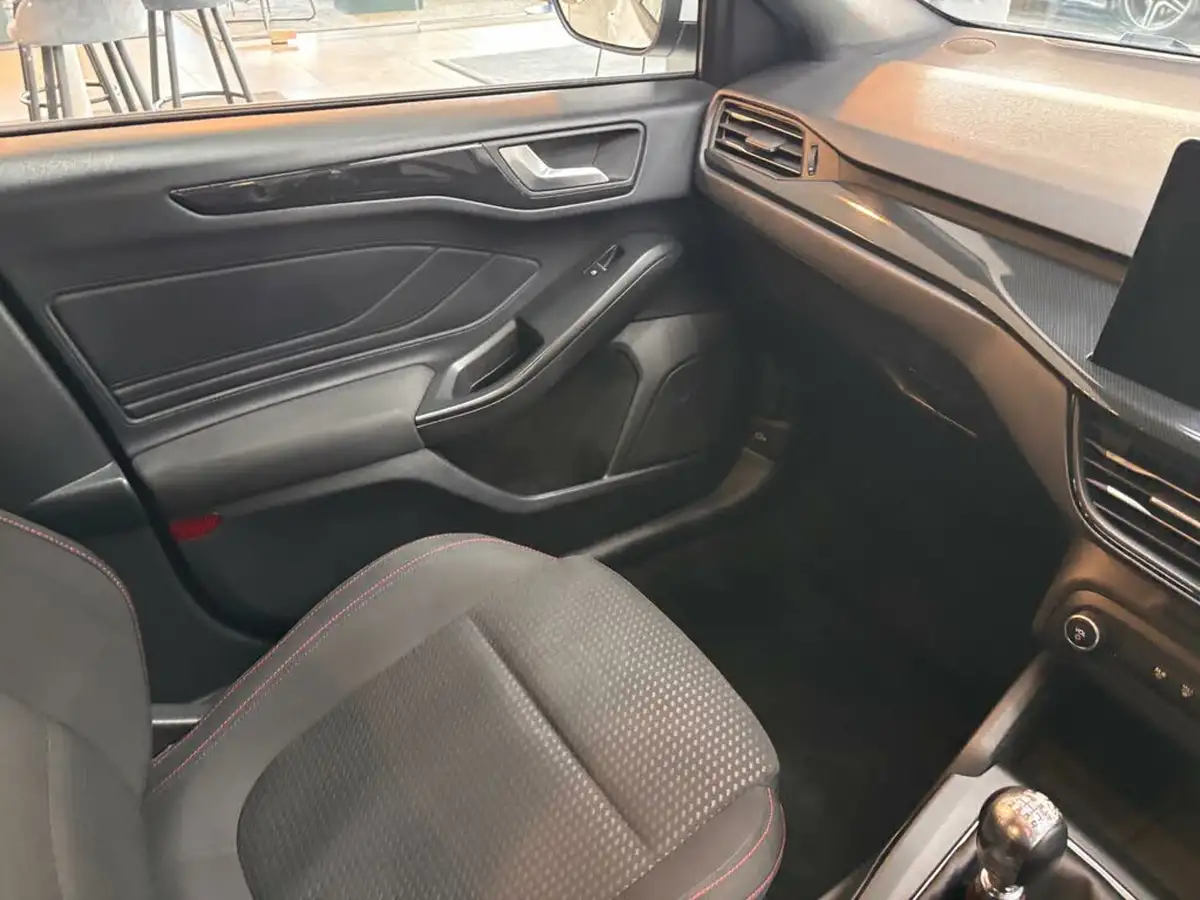 2023-ford-focus-10t-st-line-125ps-hatchback-big-40