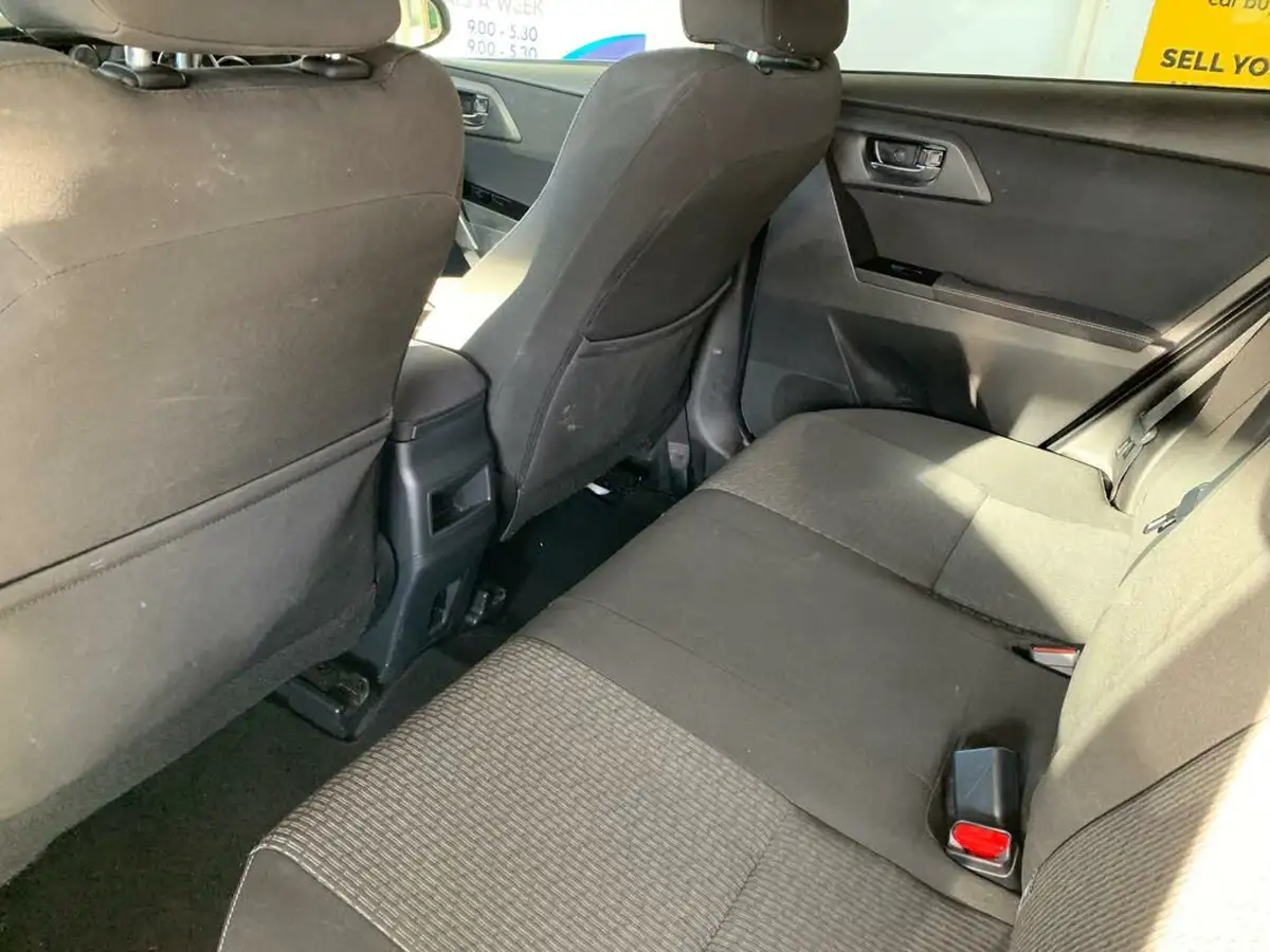 2015-toyota-auris-16-icon-plus-hatchback-big-12