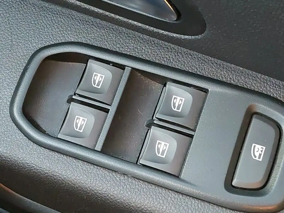 2022-dacia-duster-13-tce-comfort-130hpeu6d-4x2-window-van-big-18