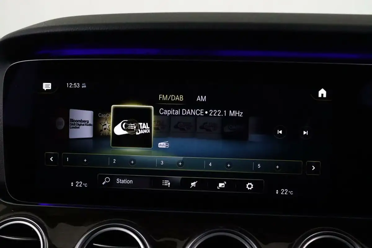 2020-mercedes-benz-e-class-20d-e300de-amg-line-edition-eq-power-saloon-4d-big-34