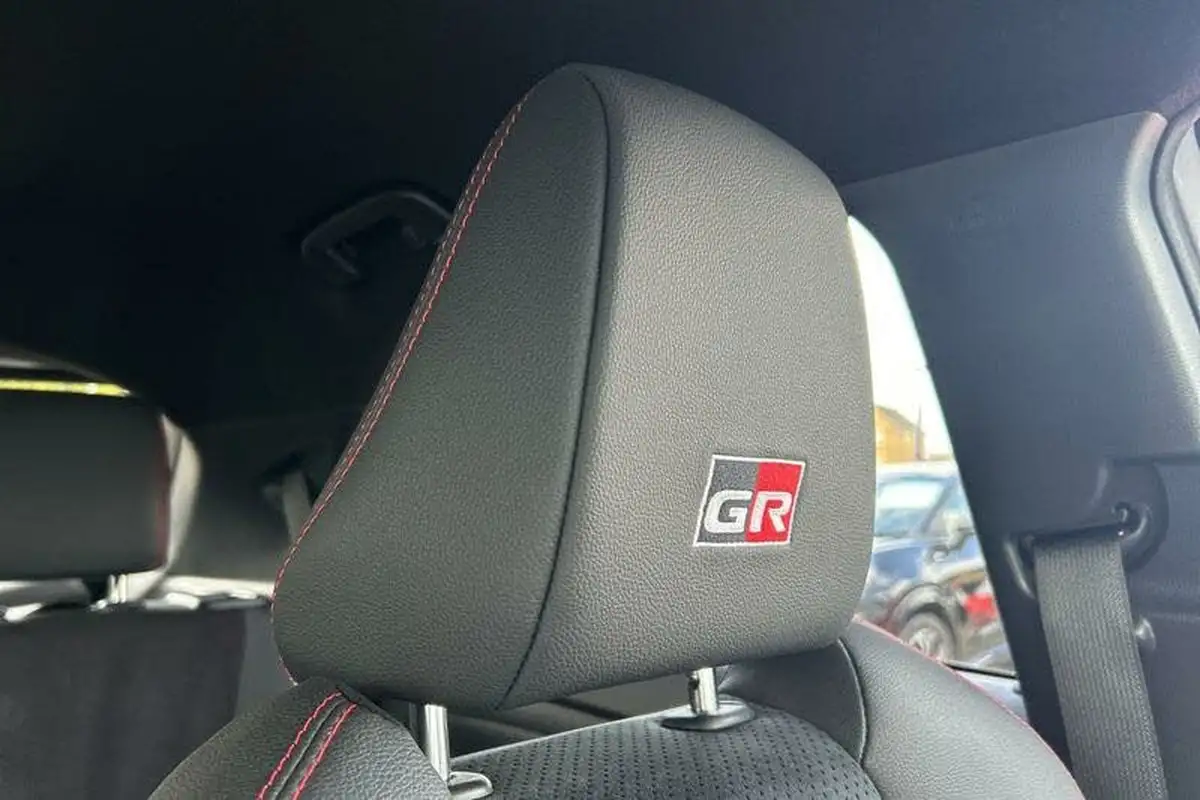 2023-toyota-yaris-cross-15-vvt-i-gr-sport-big-38