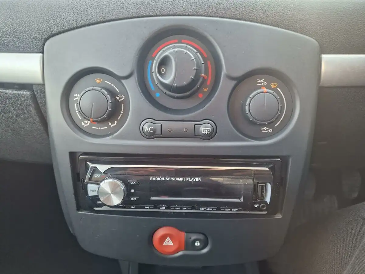 2010-renault-clio-12-i-music-16v-75bhp-hatchback-3d-big-19