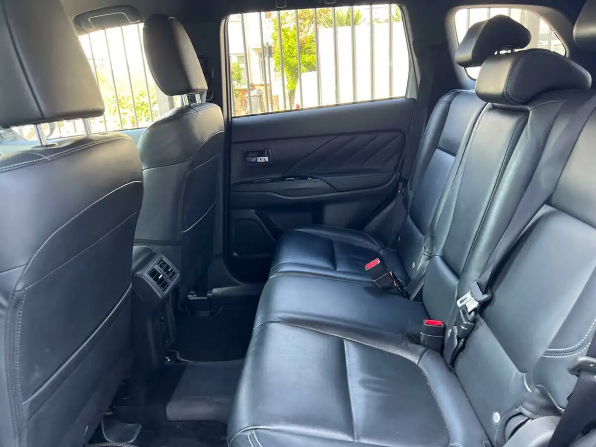 2018-mitsubishi-outlander-24-4h-phev-big-10