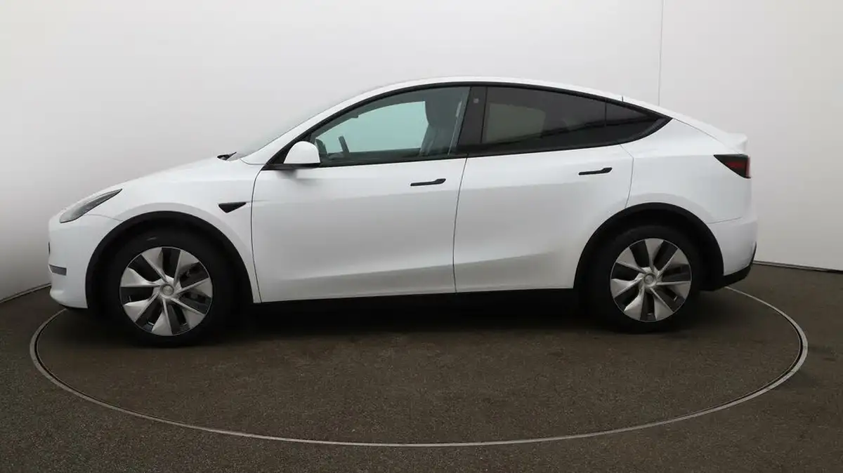 2022-tesla-model-y-e-long-range-big-57
