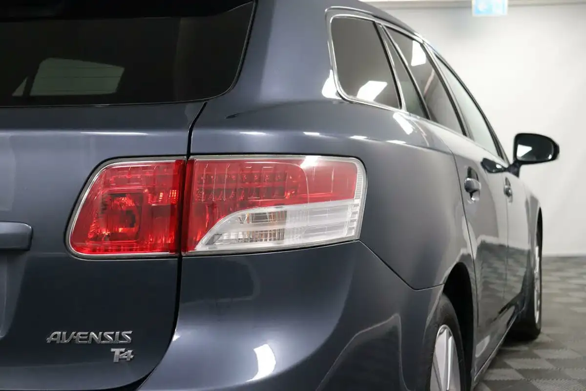 2010-toyota-avensis-20-t4-estate-5d-big-18