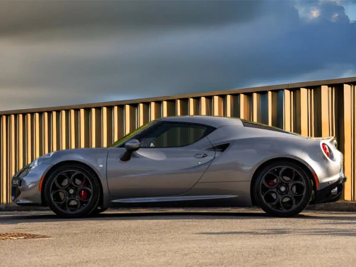 2017-alfa-romeo-4c-18-tbi-big-3