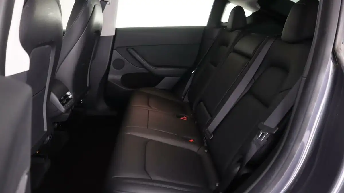 2022-tesla-model-y-e-long-range-big-16