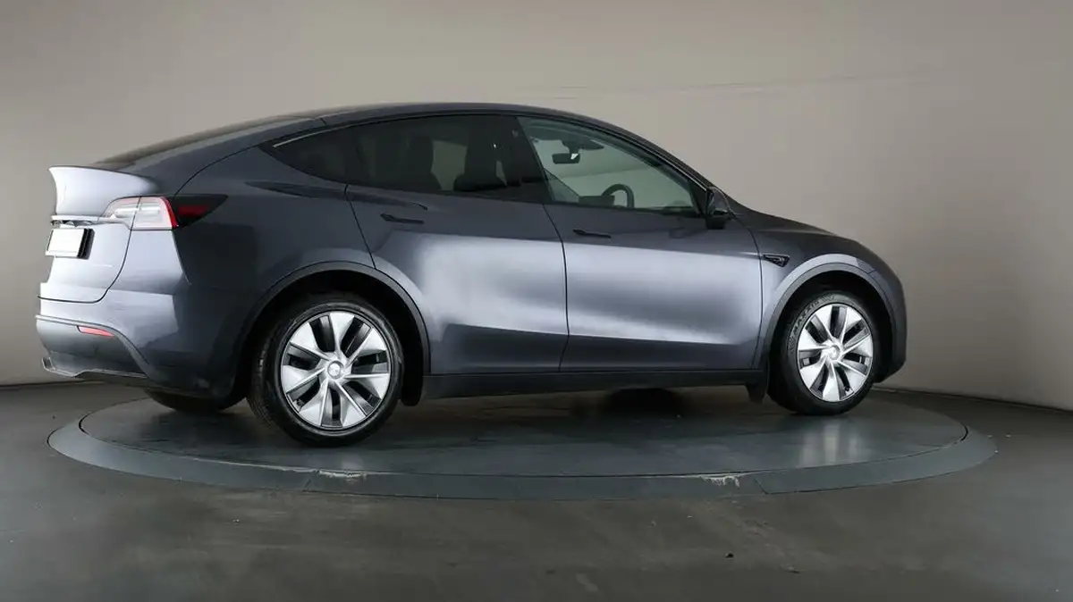 2022-tesla-model-y-e-long-range-big-57