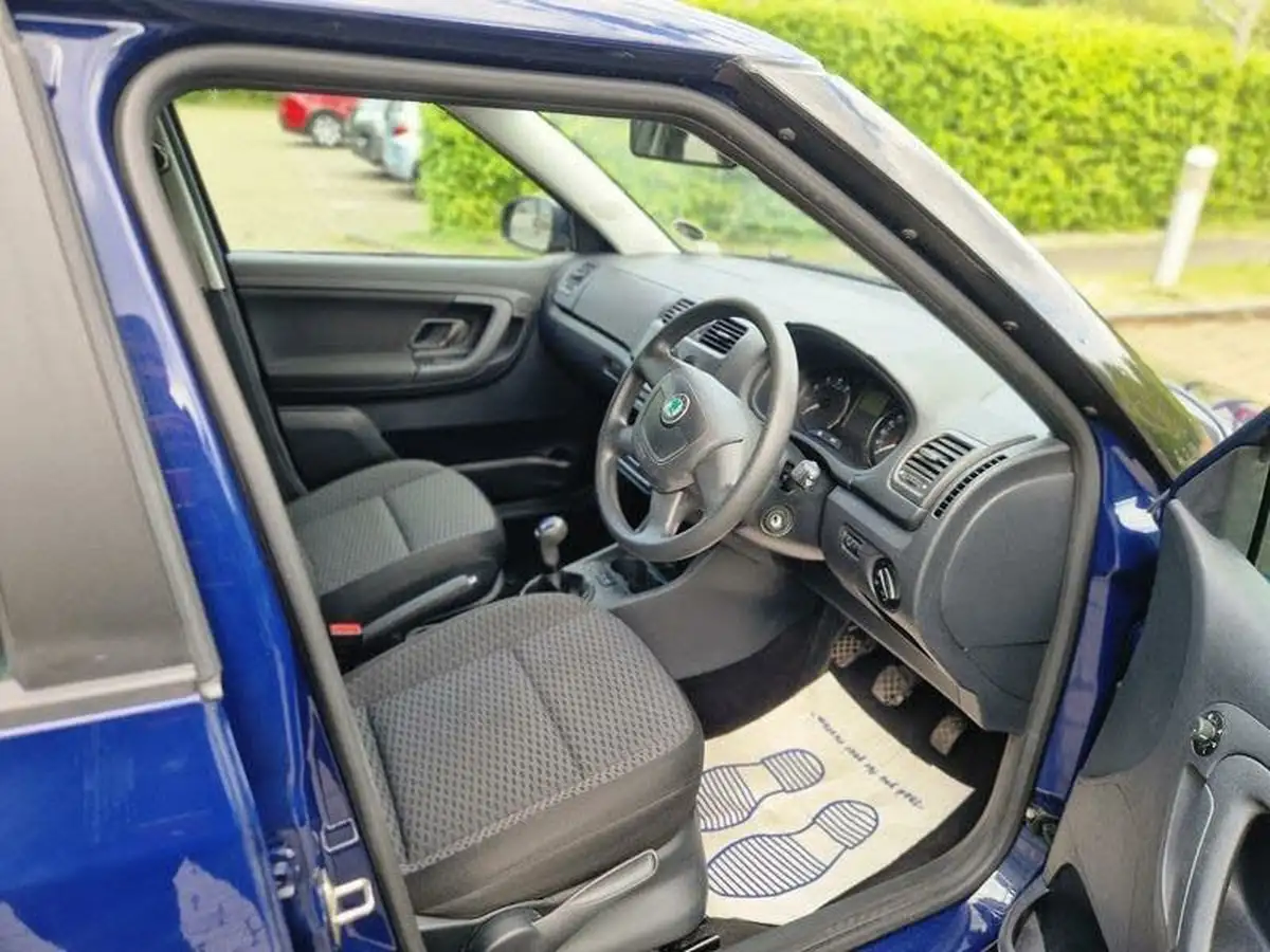 2012-skoda-fabia-14-se-mpi-85bhp-hatchback-big-8