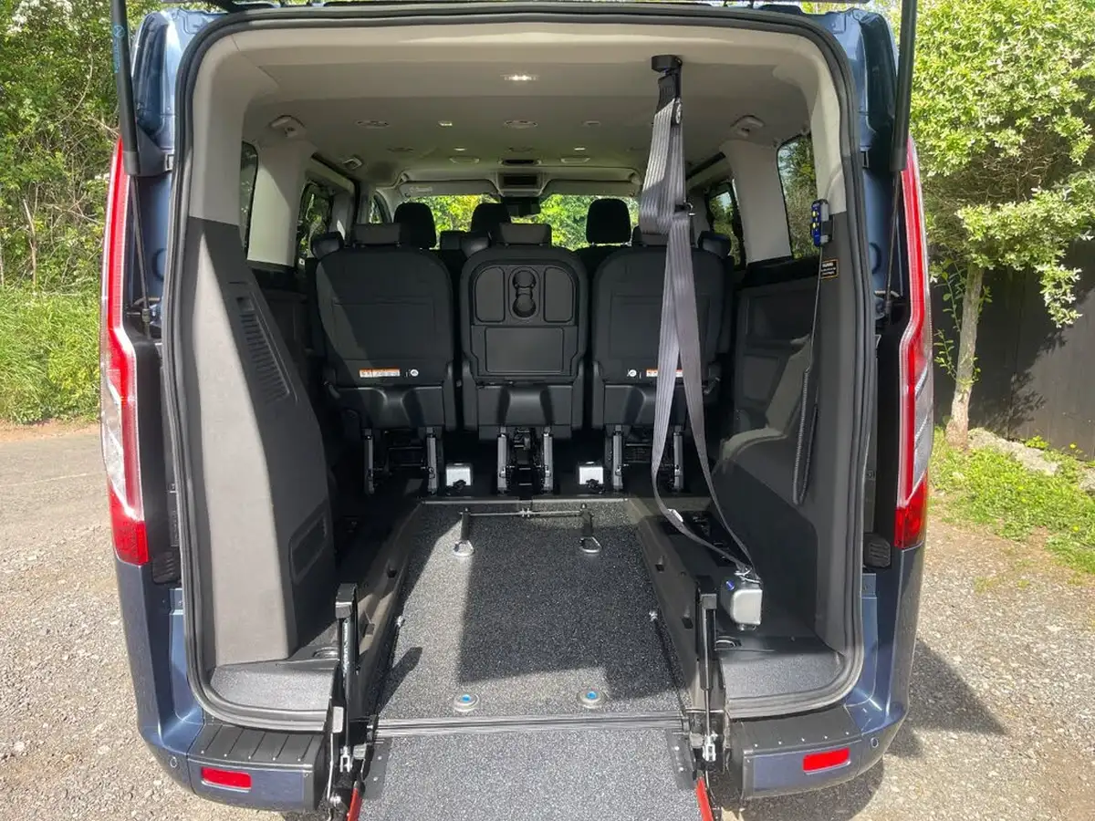 2024-ford-tourneo-custom-big-1